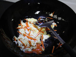 家常炒河粉,下胡萝卜丝儿翻炒，切细丝儿的胡萝卜很容易熟，生吃也没有关系，所以可以放在鸡蛋后面炒，不怕炒不熟。