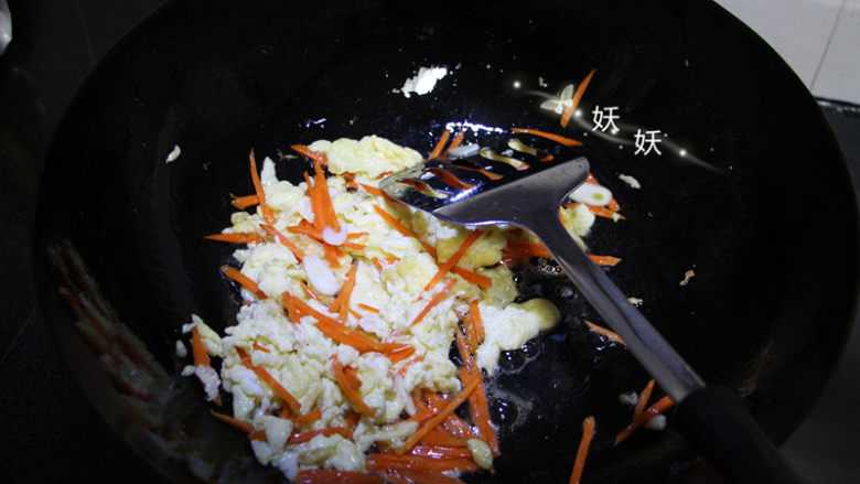 家常炒河粉,下胡萝卜丝儿翻炒，切细丝儿的胡萝卜很容易熟，生吃也没有关系，所以可以放在鸡蛋后面炒，不怕炒不熟。