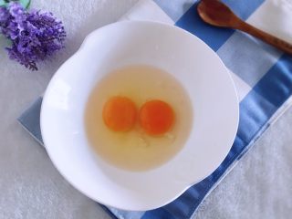 百变鸡蛋＋秋葵蒸蛋,鸡蛋中加入盐