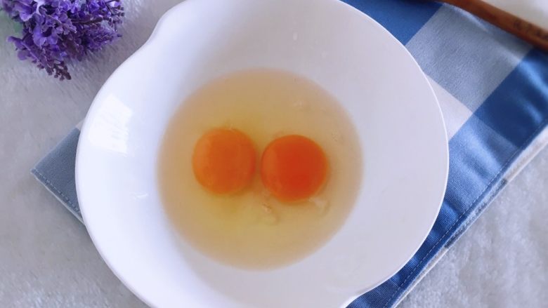 百变鸡蛋＋秋葵蒸蛋,鸡蛋中加入盐