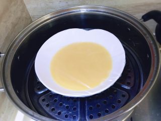 百变鸡蛋＋秋葵蒸蛋,大火水开以后，蛋液放入蒸4分钟至表面凝固