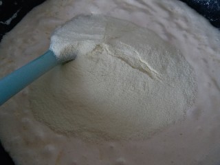 雪花酥,棉花糖全融化后加入奶粉，搅拌均匀