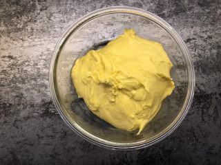 南瓜蜜豆华夫饼,面团揉好后盖上保鲜膜发酵至两倍大