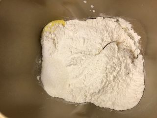 南瓜蜜豆华夫饼,倒入面粉，盐和糖对角放，中间挖一个小洞放入酵母，按揉面模式，揉好后倒入黄油，揉成光滑的面团