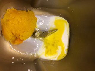 南瓜蜜豆华夫饼,南瓜泥、牛奶蛋液倒入面包机内