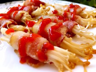 培根金针菇卷,哥哥比较喜欢吃番茄酱，或者大家可以蘸甜辣酱,也是非常可口。