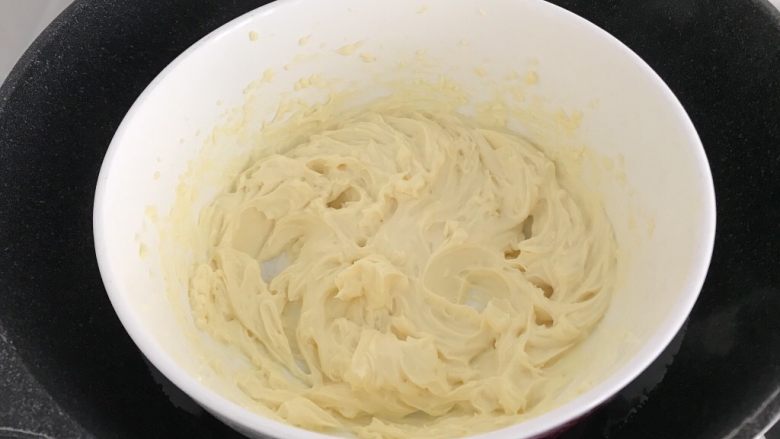 奥利奥蔓越莓奶酪蛋糕（免烤箱）,奶油好酪室温软化后，隔温水打发至微泛白体积呈蓬松状态