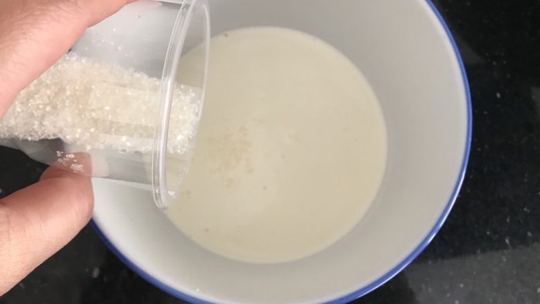 奥利奥蔓越莓奶酪蛋糕（免烤箱）,淡奶油倒入干净无水无油的碗里，加入白糖10g