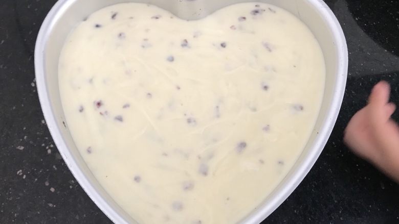 奥利奥蔓越莓奶酪蛋糕（免烤箱）,抹平表面，轻震2下排气泡，放入冰箱冷藏4小时以上