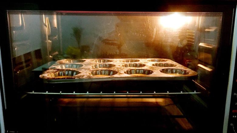 玛德琳蛋糕,放入预热好的烤箱，上下火150度，中层15-20分钟