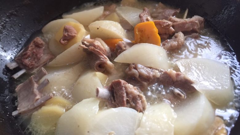 暖冬羊排炖罗卜,白萝卜煮软后加入适量盐，味精调味。