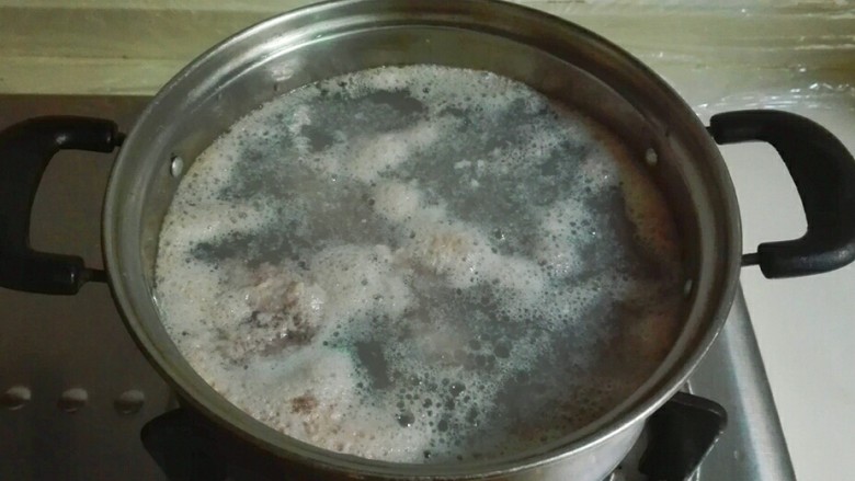 天太冷~喝碗枸莲子山药排骨汤,排骨和冷水一起烧开撇去浮沫