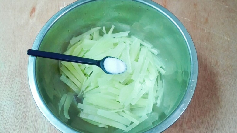 清香脆~香葱枸杞莴笋,切好的莴笋丝放进盆子里，放一小勺盐腌制几分钟