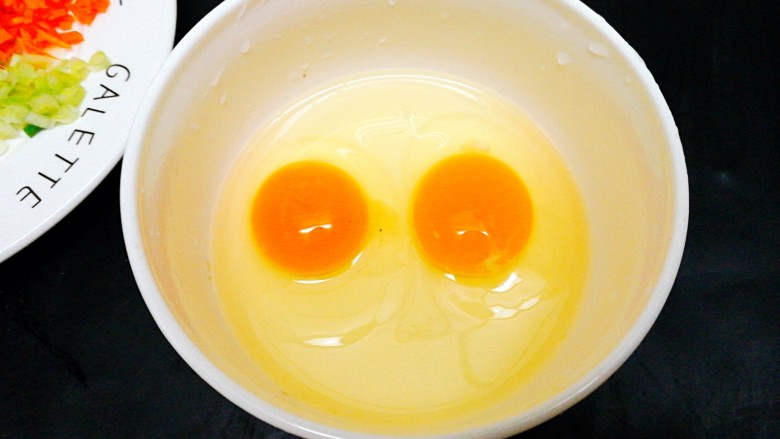 百变鸡蛋+火腿肠虾皮鸡蛋饼,土鸡蛋打到碗里，先打碗里是避免有不新鲜的蛋，