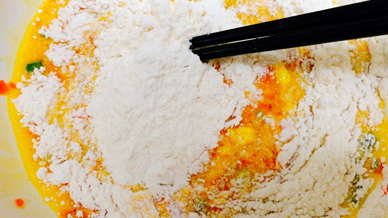 百变鸡蛋+火腿肠虾皮鸡蛋饼,加入面粉