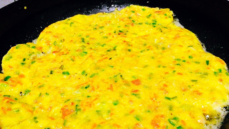 百变鸡蛋+火腿肠虾皮鸡蛋饼,调小火，舀适量鸡蛋糊倒入锅中，喜欢厚实的可以多加，喜欢薄的可以少加