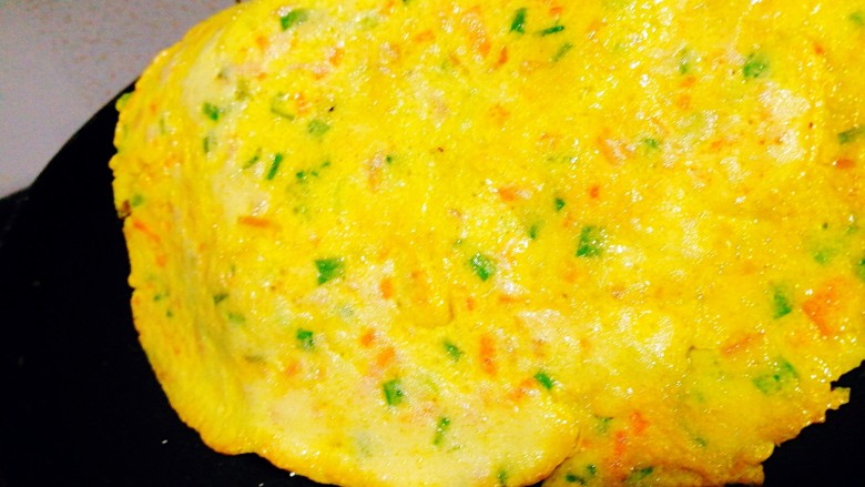百变鸡蛋+火腿肠虾皮鸡蛋饼,煎至凝固即可翻面，两面金黄即可出锅