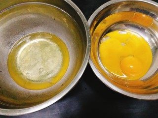 百变鸡蛋+蒸蛋糕,将蛋清与蛋黄分离，分别放入干净的盆中，