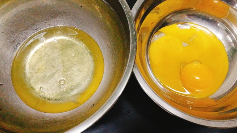 百变鸡蛋+蒸蛋糕,将蛋清与蛋黄分离，分别放入干净的盆中，