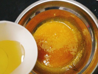 百变鸡蛋+蒸蛋糕,分次加入植物油，拌匀