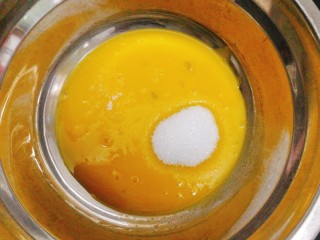 百变鸡蛋+蒸蛋糕,先将蛋黄打散，在蛋黄中加入10克白糖，拌匀