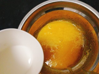 百变鸡蛋+蒸蛋糕,加入牛奶，拌匀