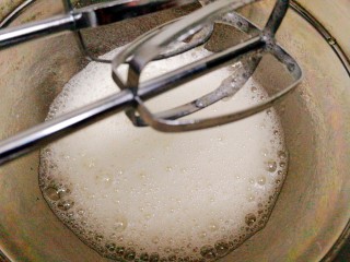 百变鸡蛋+蒸蛋糕,打至蛋清开始变浓稠时加入第二次白糖(三分之一20克)