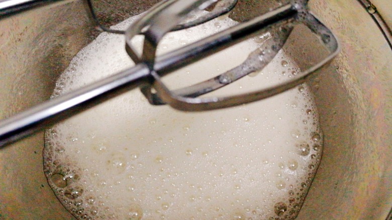 百变鸡蛋+蒸蛋糕,打至蛋清开始变浓稠时加入第二次白糖(三分之一20克)