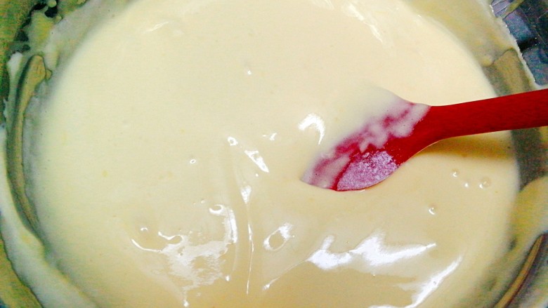 百变鸡蛋+蒸蛋糕,用橡胶刮刀将其翻拌均匀