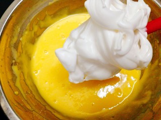 百变鸡蛋+蒸蛋糕,取打好的蛋白霜的一半放入蛋黄糊中
