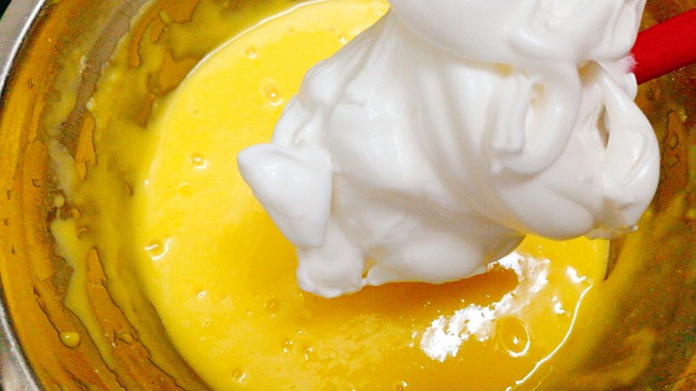 百变鸡蛋+蒸蛋糕,取打好的蛋白霜的一半放入蛋黄糊中