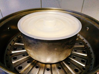 百变鸡蛋+蒸蛋糕,蒸锅中放入适量的水，大火烧开;然后放入蛋糕糊，盖上锅盖，中火