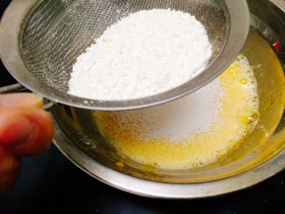 百变鸡蛋+蒸蛋糕,筛入低筋面粉