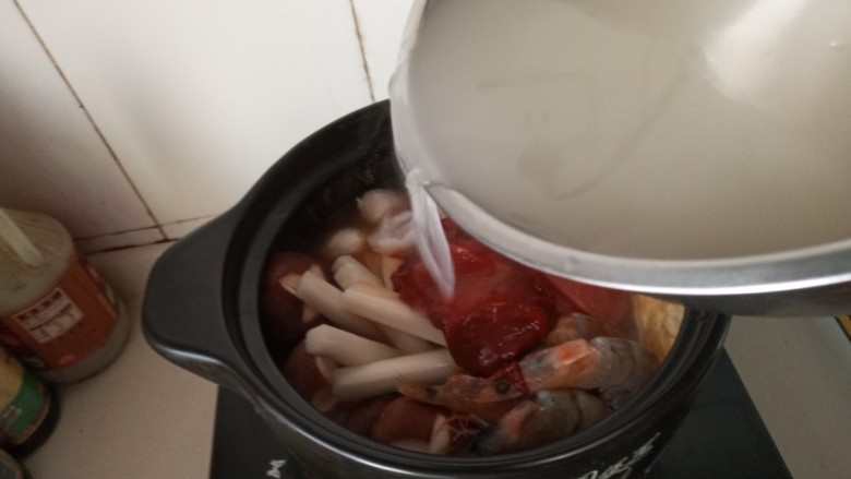 家常部队锅,加入浓汤，不要太多，刚好没过食材就好
