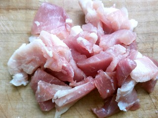 蒜黄尖椒炒肉,选择肥肉均匀的五花肉一块，切成片或者丝