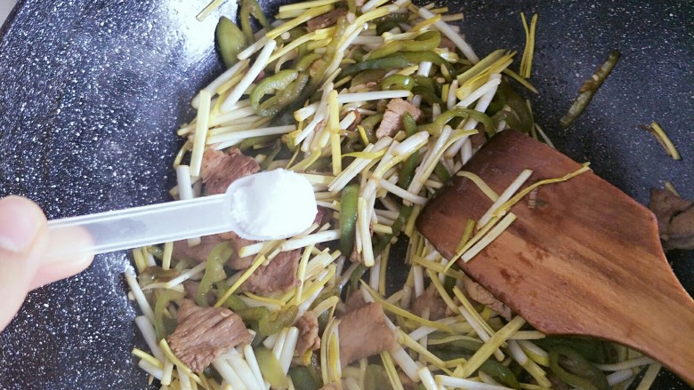 蒜黄尖椒炒肉,翻炒片刻以后，加入一勺盐继续翻炒