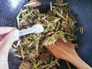 蒜黄尖椒炒肉,快出锅之前，加入半勺鸡精进行调味