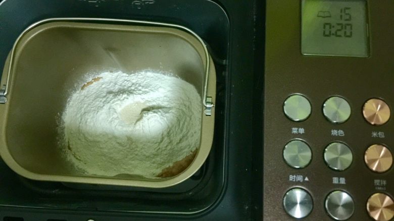 橘子馒头,把面包桶卡入面包机，启动15“imix”程序，把三种食材揉成光滑不粘手的面团。因为胡萝卜泥含水量不同，面粉的吸水性不同，请根据实际情况调整胡萝卜泥和面粉的量。