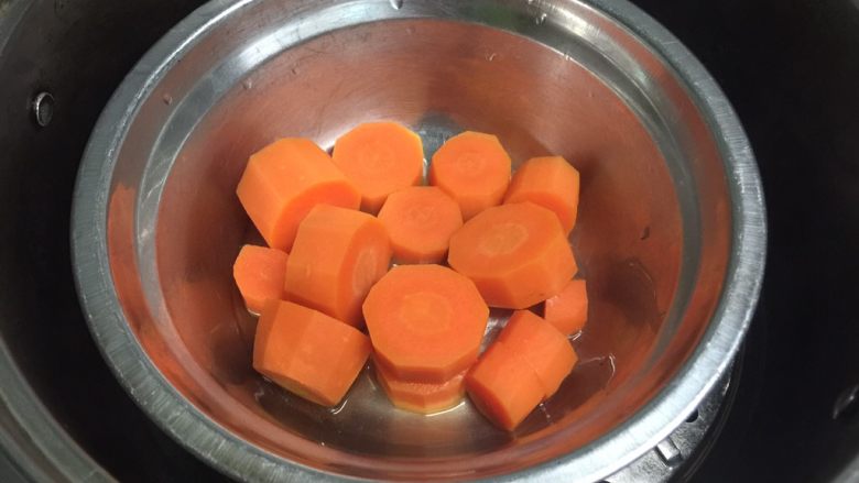 橘子馒头,把胡萝卜去皮切段，放入合适的容器中，隔水蒸15分钟，把胡萝卜蒸熟。