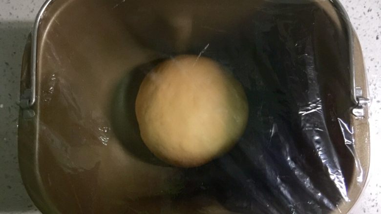 橘子馒头,面团揉好后，盖上保鲜膜，进行基础发酵。没有面包机的话手揉也可以。