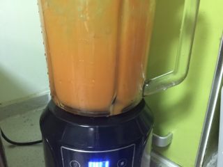 橘子馒头, 把胡萝卜段加少量水，用料理机打成泥。
