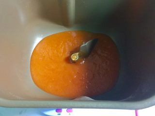 橘子馒头, 在面包桶中倒入120克的胡萝卜泥，剩余的胡萝卜泥可以给宝宝吃，或者用来做别的料理。