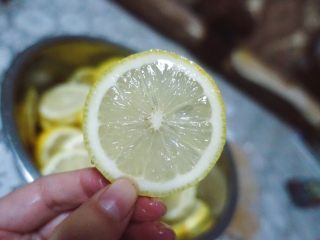 柠檬膏（电压力锅版本）,用无水无油的刀跟案板，把柠檬切成厚薄均匀的片，不需要太薄，不然成品会成一锅糊糊的感觉，如果有籽，把籽去掉，会苦。
