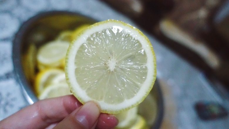 柠檬膏（电压力锅版本）,用无水无油的刀跟案板，把柠檬切成厚薄均匀的片，不需要太薄，不然成品会成一锅糊糊的感觉，如果有籽，把籽去掉，会苦。