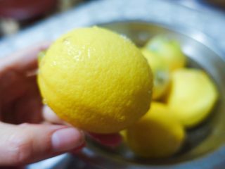 柠檬膏（电压力锅版本）,市售柠檬外面都是有一层蜡的，可以温水浸泡十分钟搓洗，也可以直接用盐搓洗，我是选择用盐。