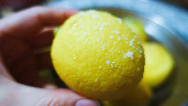 柠檬膏（电压力锅版本）,每一个柠檬都认真搓洗干净，新鲜柠檬的蒂是绿色的，挑柠檬时候可以注意一下。