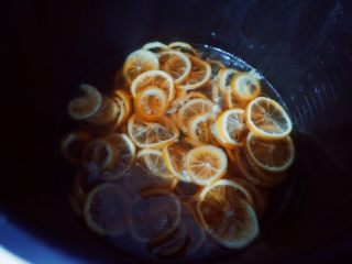 柠檬膏（电压力锅版本）,这一步忘了拍，就是把柠檬放进电压力锅里活着电饭锅里，然后把冰糖放上面，不要加水！不要加水！不要加水！柠檬会出很多汁水的。选择煮粥键。图是压了一次以后，柠檬很多汁水的。