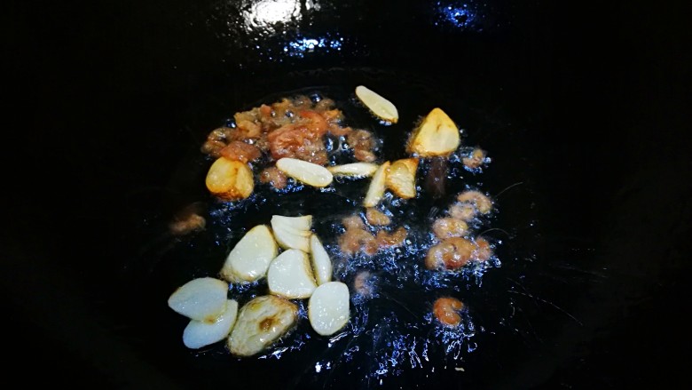 上汤豌豆苗,炸制焦黄放入海米
