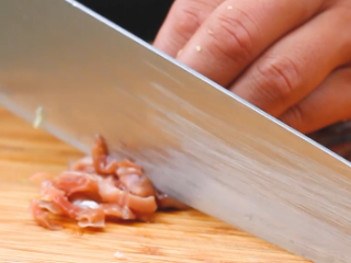 香草肉饼酿鱿鱼,鱿鱼须切丝，放在鸡肉上。