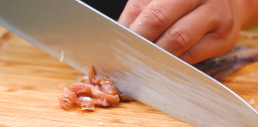 香草肉饼酿鱿鱼,鱿鱼须切丝，放在鸡肉上。